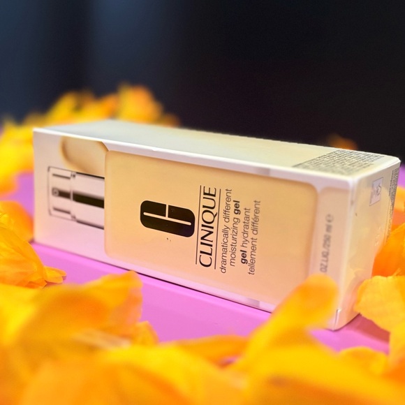 Clinique Dramatically Different Moisturizing Gel - Cream 8.5 Fl oz. - Picture 2 of 3